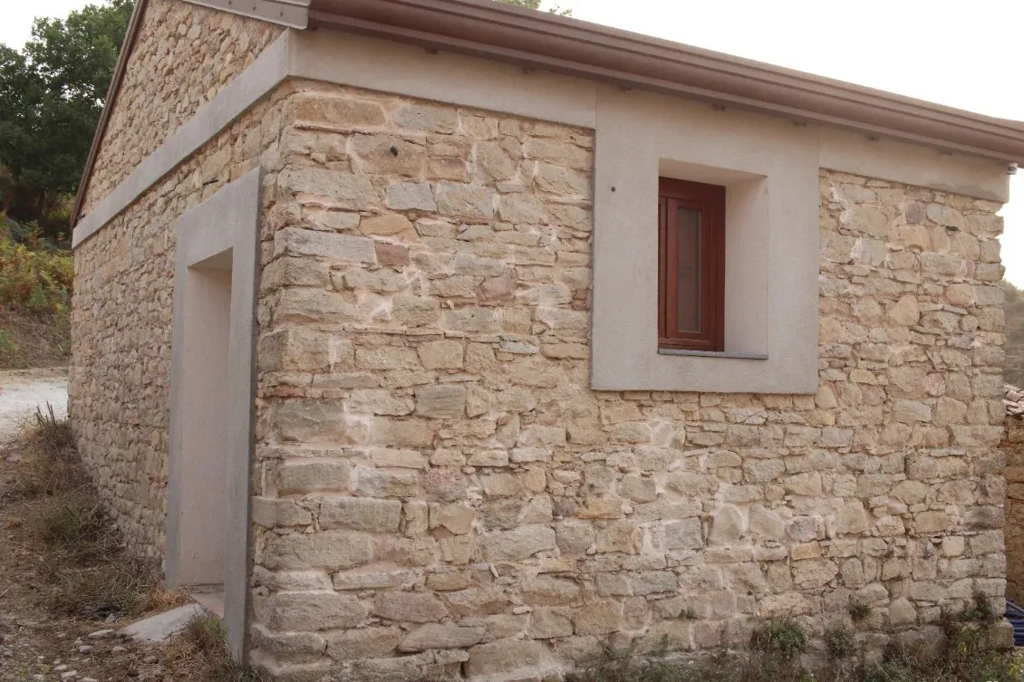 Il casolare in pietra all'ingresso di Fontana Murata